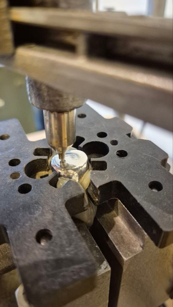 Nieuw: Zegelring met gravure in was